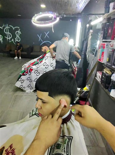 Un rato en Cherry's Barber Shop: Estilo y Cultura