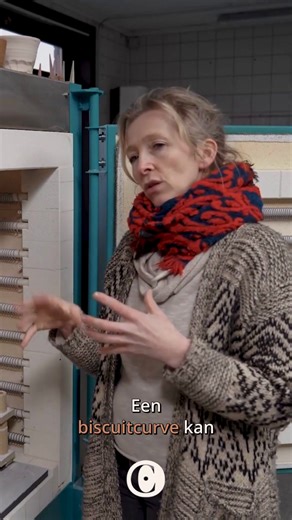 De online videocursus 'Glazuren aanmaken en gebruiken’ is perfect voor jou: 🍶… als je graag beter wil begrijpen wat glazuur is, wat het doet met je keramiek, en wat er zoal op de etiketten van glazuurproducten staat. 🍶… als je wil leren hoe je een glazuur aanmaakt volgens een recept. 🍶… als je graag verschillende methodes wil leren om glazuur op je klei aan te brengen. 🍶… als je graag de ins en outs van de biscuitbak en de hoogbak in de keramiekoven wil leren. 🍶… als je graag een leidraad h