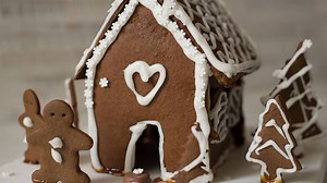 28K views · 66 reactions | JA, haben wir selbst gebaut!  DIY LEBKUCHEN-HAUS Alles was du brauchst: 400 g Mehl ½ TL Leinmehl 5 EL Wasser (aufgeteilt) 125 g Rohrzucker 2 TL Lebkuchengewürz 1 TL Backnatron 225 g Zuckerrübensirup 125 g Margarine (vegan) 200 g Puderzucker 100 g Zucker Mehl für die Arbeitsfläche weihnachtliche Streusel oder andere essbare Deko (optional) #lebkuchen | Kitchen Stories | Facebook