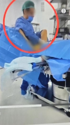 EL MUNDO on Instagram: "Violaba a sus pacientes sedadas en pleno quirófano Ya son las tres mujeres que denuncian al cirujano estético de Murcia detenido tras ser grabado violando presuntamente a una paciente. Las mujeres que han denunciado expresan su temor por la posibilidad de haber sufrido abusos sin poder recordarlo. El abogado de la víctima que aparece en las escenas del atestado policial asegura que la mujer se encuentra “completamente en shock”. Los hechos ocurrieron el jueves 4 de diciem