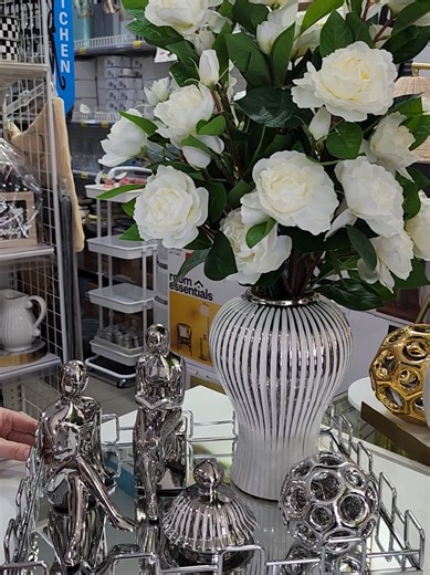 Replying to @laurareyes439 Propuesta en plateado con flores que parecen naturales 🤍 En Siam’s Store te ayudamos a crear la decoración ideal. Siam's Store Home Accessories 8575 Coral Way, Miami fl 33155 abrimos todos los dias #siamstoremiami #DecoracionHogar #HomeDecor #MiamiDecor