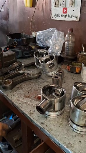 Engine piston Installing #cummins #kirloskar #automobile #clyinder #jcbbackhoeloader #machine #fblifestyle | AJAIB SINGH MALWA