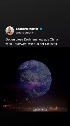 Leonard M. Schmedding • #1 AI Kanal DACH on Instagram: "Diese Drohnenshow aus China lässt jedes Feuerwerk steinzeitlich aussehen! In Liuyang, dem Zentrum der chinesischen Feuerwerksindustrie, schwebten 15.947 Drohnen gleichzeitig am Nachthimmel und stellten dabei gleich zwei Guinness-Weltrekorde auf. Die Show „A Firework Belonging to Me" präsentierte nicht nur das größte synchrone Drohnen-Display aller Zeiten, sondern auch 7.496 Drohnen, die simultan echtes Feuerwerk zündeten – ebenfalls Weltrek