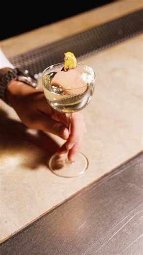 Tequila, licor de café, chocolate blanco y Licor 43. Entretiempo: un cóctel que celebra la sobremesa, donde el tiempo en buena compañía. Disponible solo este mes en TATEL. #TATELmadrid #TATELrestaurants #Coctelería #CóctelDelMes #EntretiempoCóctel Tequila, coffee liqueur, white chocolate and Licor 43. Half-time: a cocktail that celebrates after-dinner conversation, where time is spent in good company. Available only this month at TATEL. #TATELmadrid #TATELrestaurants #Cocktails #CocktailOfTheMon