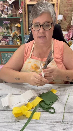 2.9K views · 108 reactions | Handmade crepe paper daisy flower | Susie’s Simply Handmade | Facebook