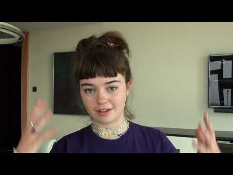 DARK Interview ELLA LEE talks english - young HANNAH - best moment - Mikkel - STAR WARS - Berlin fun