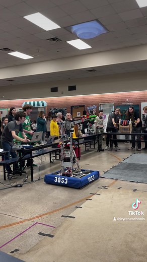 Last night, Kyrene de la Esperanza hosted their first STEM Fair since the pandemic. Students explored STEM concepts hands-on with their peers and families. Thank you to the Mountain Pointe High School Robotics team (humans and robots!) for visiting and encouraging students to explore STEM. 🤖🧪 | Kyrene School District