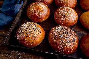 How to make soft and fluffy brioche buns that don't fall apart with that juicy burger! #brioche #briochebuns #briocherolls #bread #briocheburgerbun #burgerbun #burgerroll