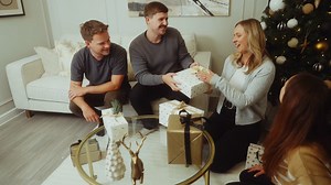 Experience the joy of Christmas in a beautiful Gleeson home! 🏡❤️ Our homes are designed with spacious living areas, modern kitchens, and cosy bedrooms, perfect for creating magical festive memories with friends and family.🎅 Start your search today: https://gleesonhomes.co.uk/ | Gleeson Homes