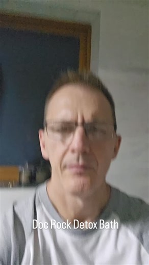 Hot Detox Salt Bath A simple way to calm the nervous system, reduce inflammation, and support natural detox pathways. Epsom salts = magnesium for muscle relaxation liver support Bicarbonate = alkalising skin barrier support Heat = improved circulation lymphatic flow A perfect reset for stress, poor sleep, muscle tension, fatigue, and overall resilience. Add lavender or eucalyptus for extra benefits. ##detoxbath #epsomsalt #naturalmedicine #functionalmedicine #wellnesstips #holistichealing | Dr. 