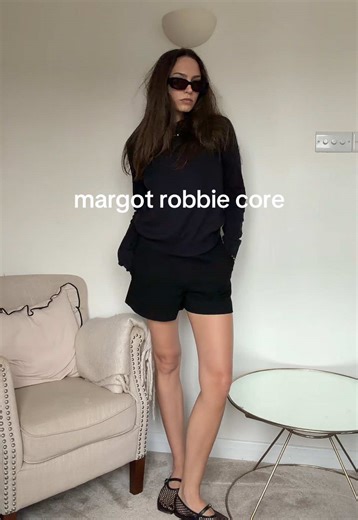 me ever since seeing those airport pap shots 🖤⛓️‍💥 #margotrobbie #airportoutfit #margotrobbieairport #fashiontok