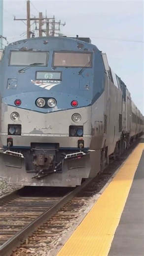 Amtrak Hiawatha Flys through northbrook!