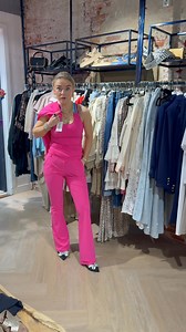 213K views · 974 reactions | Super gaaf travelpak van @debs_casualelegance 勺 XS-XXL Broek €129,95 Top €89,95Jasje €159,95 Hiervoor kun je gezellig langskomen om te passen! Heb je vragen dan kunt u contact opnemen met onze app 06-39776055 﫶 | LaLau Conceptstore | Facebook