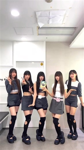 KIM MINJI (김민지) on Instagram: "What are the height of each NewJeans members? 🤔"