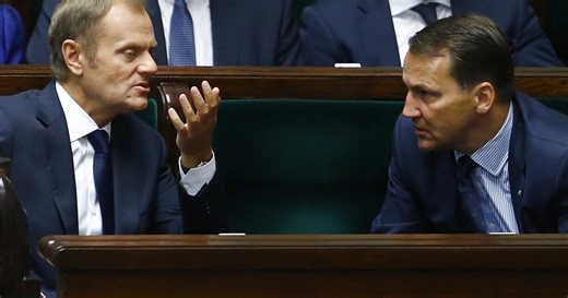 TVP serialem uderza w Tuska i Sikorskiego. Znany historyk łapie się za głowę. "Groteskowe, nieporozumienie"