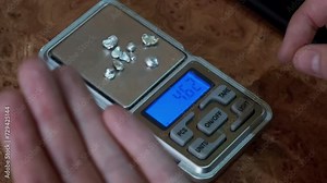 Weighing silver sample for jewelry handicraft with a scale