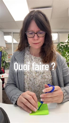 👩🏻‍💼 Le choix des ciseaux, l'apprentissage de la préhension et la position des bras et des activités au bon niveau de difficulté, sont des bases importantes de l'apprentissage du découpage ! 🧰 Si tu souhaites une méthode complète et progressive pour l'apprentissage et des pistes pour surmonter les défis, procure-toi la nouvelle édition du programme: L'APPRENTISSAGE DU DÉCOUPAGE CHEZ L'ENFANT 2 : L'APPROCHE 1 2 3 VROUM! pour avoir sous la main toutes mes stratégies, outils et mes 55 bricolage