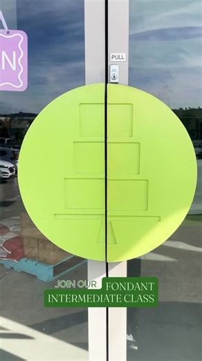 You’ve graduated to Fondant 2.0 🎓 Take your fondant skills to the next level with our Fondant Intermediate Cake Class 🙌🏼 🗓️Saturday 1st November, 9am - 4pm Learn everything from stacking and icing a two-tier cake to mastering fondant techniques, colouring and airbrushing! Book via the link in our bio 🎟️ | Cakers Warehouse