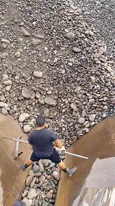 89K views · 1.1K reactions | The process of workers unloading pebbles at the dock #cargoship #sand and gravel ship #sand #unloading #loading and unloading ship #crew #phosphate rock #ore #pebbles | 丁掌柜 | Facebook