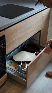 Bienvenue… Chez vous ! 😍 Aujourd’hui nous découvrons la cuisine du sportif : Sébastien Jarrot ! Sébastien a choisi le modèle Copacabana finition Sable fin, allié au modèle Saint-Germain finition Chêne Sierra dans notre magasin Cuisine Plus d'Annecy. ➡️ Pourquoi cette cuisine ? Un sportif sait que la nutrition est essentielle à la performance. Et une bonne préparation commence... En cuisine ! Des rangements optimisés pour stocker ses ingrédients sains, un îlot central pour préparer ses repas équ