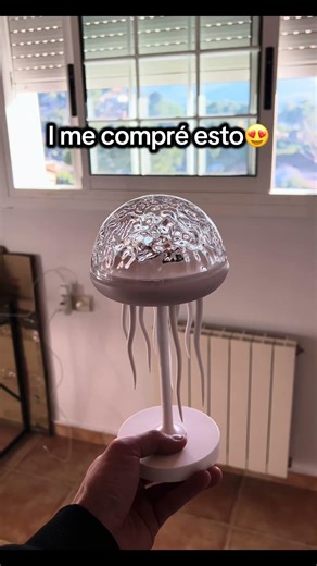 ¿Tú cambiarías tus luces LED por algo así? 🪼🌊 #ambientlighting #medusa #lampara#