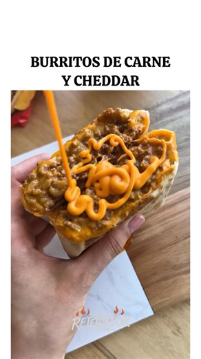 retentador on Instagram: "Ingredientes: 1 cebolla picada 400 g de carne picada 2 cucharadas de salsa de tomate Pimentón, sal y pimienta a gusto 4 tortillas Cheddar Picante Aceite Paso a paso: 1. Rehogé la cebolla en una sartén con un poquito de aceite! 2. Agregué la carne picada y cociné hasta que estuvo bien dorada. 3. Condimenté con pimentón, pimienta y sal, y sumé un par de cucharadas de salsa de tomate. 4. Unté la tortilla con el cheddar picante untable, agregué el relleno y cerré como si fu