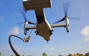 两脚兽和 JGSDF从 MV-22B 鱼鹰快速索降