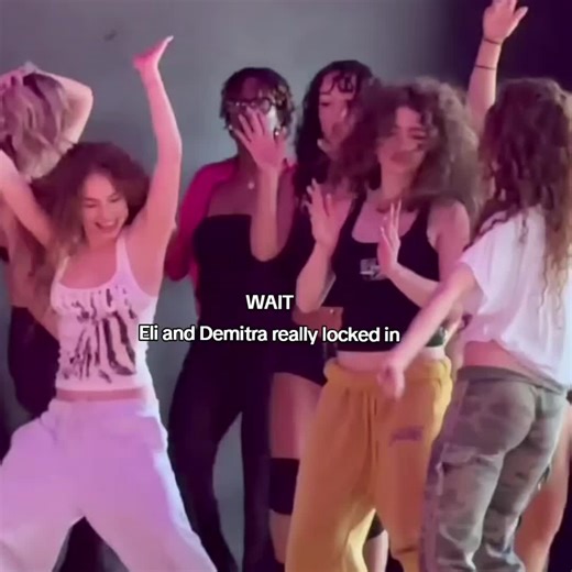 eli was eating this up tho #kalogerassisters #kalogeras #dance #fyp #meangirls @demitrakalogeras @sundaykalogeras @Eliana Kalogeras