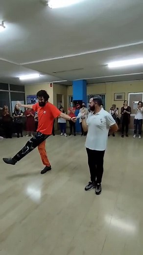 Τσάμικος Χορός: Παραδοσιακές Φιγούρες στην Πελοπόννησο