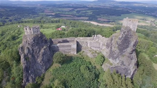 Hrad Trosky se letos těší velké oblibě. Díky počítačové hře ho navštěvují davy turistů | TN.cz