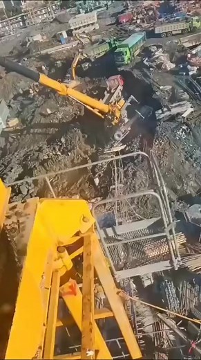 3.3K views · 26 reactions | accident#KNvideo #fyp #crane #Liebherr #fyp #overload #overweight | KN-Video | Facebook