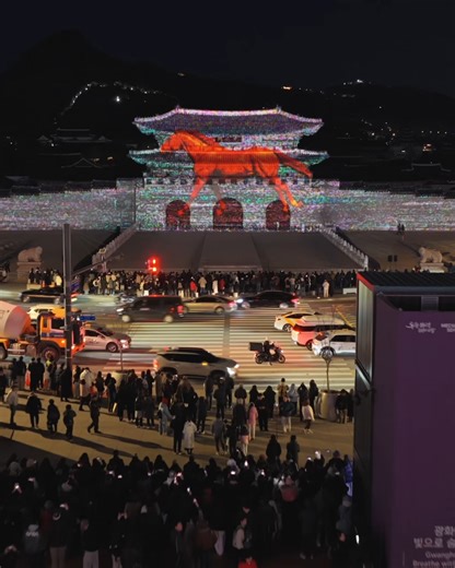 Want to experience Seoul’s winter 100%? #GwanghwamunMarket #SeoulLightGwanghwamun ❄ Seoul’s largest winter festival, #SeoulWinterFesta, has already welcomed over 1 million visitors since its opening 🎉 From “Gwanghwamun Market,” where you can experience the atmosphere of a fairytale Santa village, to “Seoul Light Gwanghwamun,” where you can enjoy a vibrant media façade show right in the heart of the city! 🎁 With Gwanghwamun Market’s operating hours extended by 30 minutes, enjoy the festival at
