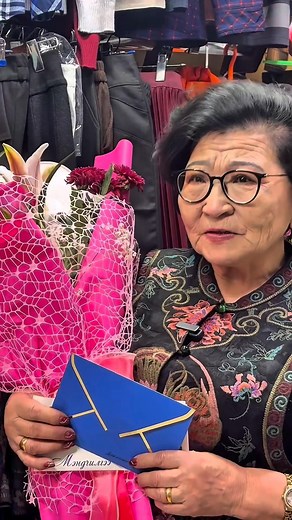 Хааны Цэцэгс мэндчилгээ💐🎁 ХАЙРТАЙ ЭГЧ ВАЛЯ-ДАА ТӨРСӨН ӨДРИЙН МЭНД ХҮРГЭЕ!❤️🎂😍 Дүү нь тандаа баярлаж явдаг юмаа гээд🥰🥰🥰дүү Алтантуяа-гаас нь илгээсэн мэндчилгээ😍😍😍 Сайхан багшдаа эрүүл энх аз жаргал хүсье!🫰🏻 | Хааны цэцэгс мэндчилгээ