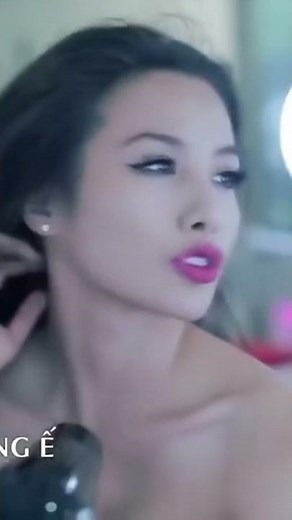 Cô gái khoả thân