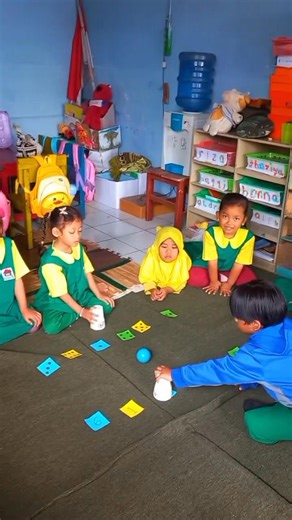 Ini judulnya bermain sambil belajar Sedikit games matematika, ketika miss nya menyebutkan angka 5 anak anak langsung mencari dan teman di depan nya juga mencari jumlah dadu yang jumlahnya sesuai, dan terakhir menangkap bola siapa cepat dia dapat. Manfaat dari permainan ini antara lain untuk melatih konsentrasi, meningkatkan koordinasi mata dan tangan, memotivasi anak terhadap matematika kalau pelajaran ini menyenangkan tidak menakutkan, melalui permainan kecil yang seru🤏👏 Allahumma baarik | An