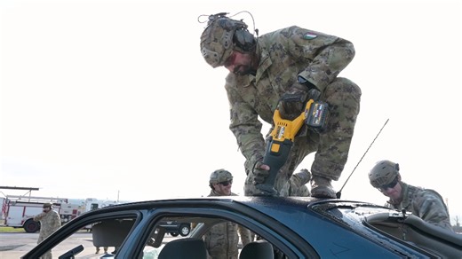 美国空军第57救援中队技术救援技能复习训练