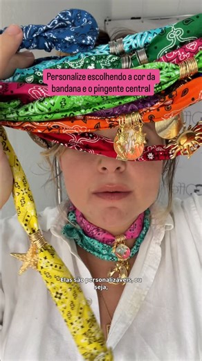G. Offer Acessórios on Instagram: "✨ Novo design de bandana no ar! Agora você pode montar a sua do jeitinho que quiser: 🧵 escolha 1 entre 16 cores ✨ escolha 1 entre 16 pingentes E receba uma bandana única, feita só pra você! Quer o link? Comente BANDANA aqui embaixo que eu te envio 💬🔥 #bandana #paisley #colar #choker #bandanabar #acessorios #chokerdebandana #colarbandana #colardebandana"