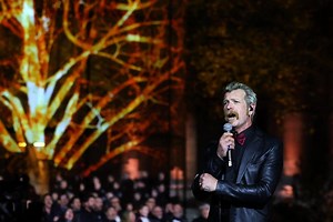 Jesse Hughes reprend “You’ll Never Walk Alone” à la cérémonie du 13 Novembre, une chanson devenue symbole de résilience