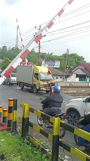 Saat Palang Mulai Bergerak 🚦 | When the Gate Starts Moving #shorts