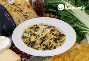 Pasta Farfalle con acelgas, queso crema, pasas y avellanas - De Rechupete