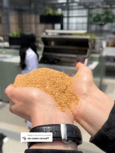 ¿Nicki come cereal? Nicki come elote por primera vez