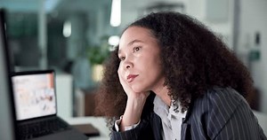Fatigue, ennui et ordinateur avec femme : vidéo de stock (100 % libre de droit) 3916694961 | Shutterstock