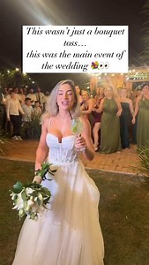 Bouquet toss or full-scale battle royale? 😂 They gave it EVERYTHING… only for a last minute steal. Are you team front row chaos or prosecco at the back? 🍾👇 @jehbianchini14 🌟 #weddingchaos #bouquettoss #weddingfunny #bridevibes #dotellthebride | Dotellthebride
