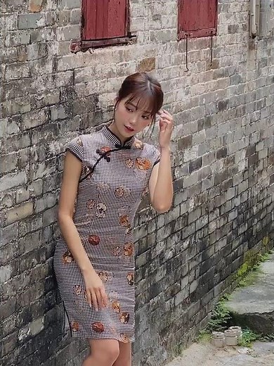 Simple but elegant, this real silk dress - Qipao is endowed with unique oriental charm