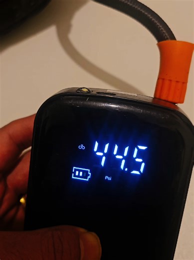 Compresseur d’air portable sans fil et rechargeable, idéal pour gonfler les pneus de voiture et de vélo en cas d’urgence.