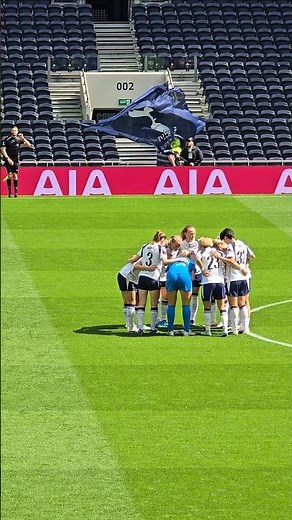 THE HUDDLE AT THE START OF THE SECOND HALF: Spurs Women v Manchester United Women