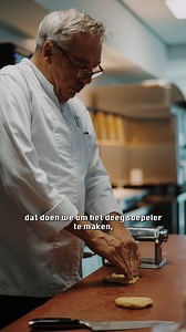 🍝 Verse pasta maken: zorg dat je het deeg mooi soepel kneedt, zodat je het perfect kunt uitrollen. #horecaacademie #horeca #koksopleiding #vakschool #koksopleiding #koksopleidingbbl #zelfstandigwerkendkok #bediening #kookles #kookcursus #barista #patissier #chef | Horeca Academie