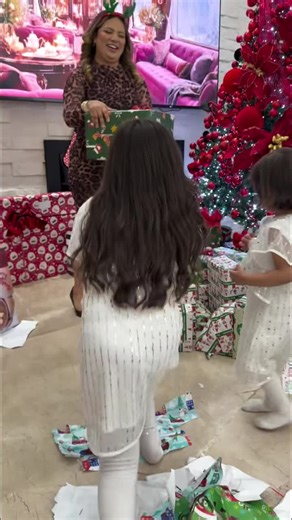 Celebrando Navidad en familia: Cena y entrega de obsequios