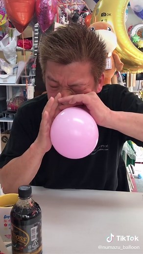 鼻で風船を膨らませるギネスチャレンジ