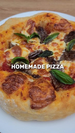 Resepi pizza tanpa uli, mudah dan lebih sedap dari kedai✨️ Bahan-bahan: 400gm Tepung High Protein 300gm air suam 2 sudu kecil minyak masak 2 sudu kecil madu 1 sudu kecil instant yeast Cara buat doh pizza: 1) Campurkan air suam, minyak, madu dan instant yeast. Kacau sebati. 2) Masukkan tepung high protein dan garam. Gaulkan kesemua bahan sampai jadi doh. 3) Ambil satu bekas bersih dan letakkan sedikit minyak. Kemudian letakkan doh tadi dan tutup dengan kain/penutup. 4) Rehatkan doh 30 minit. 5) T